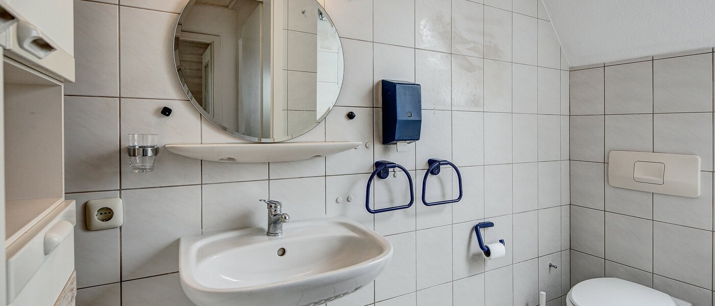 attic apartment München Ramersdorf 01 bathroom 7878