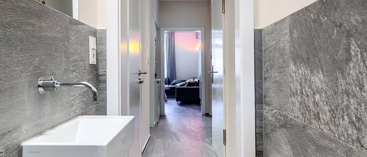 apartment München Isarvorstadt 02 guest toilet 8026