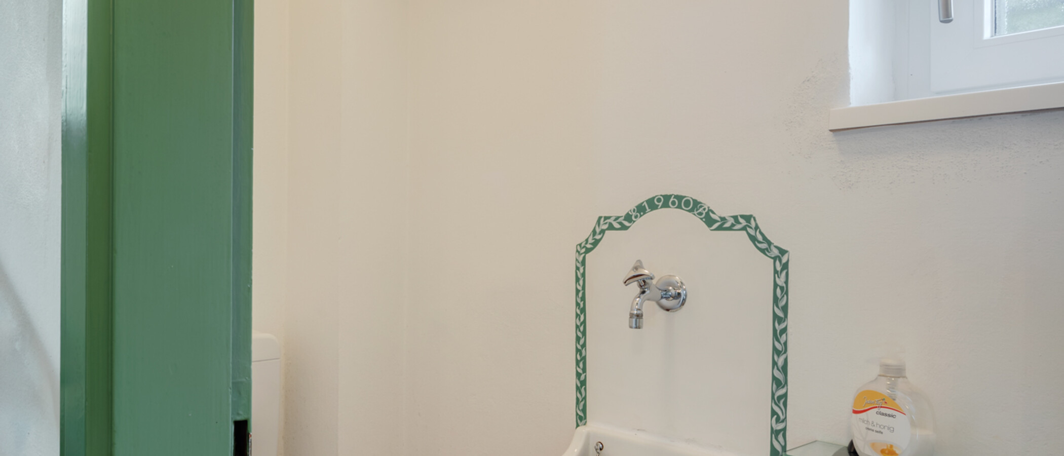 corner townhouse München Ramersdorf 01 guest toilet 8036