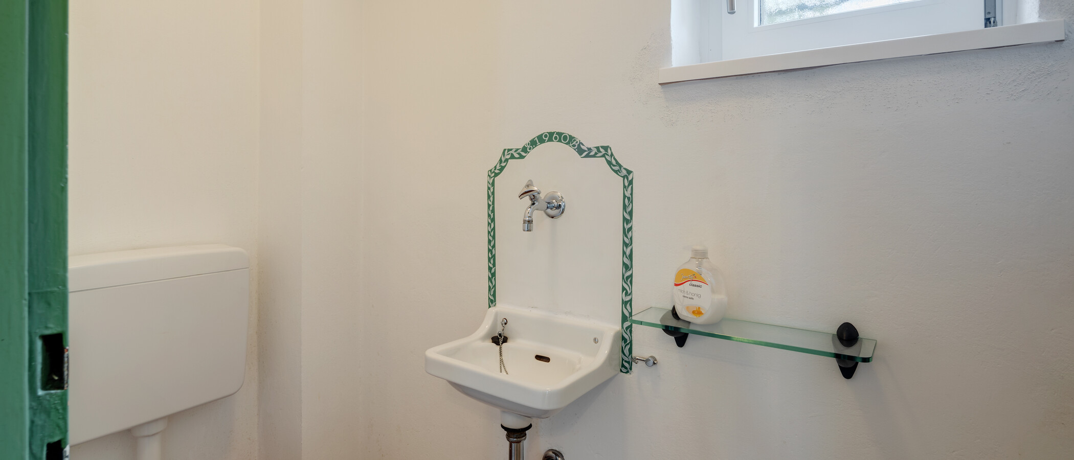 corner townhouse München Ramersdorf 02 guest toilet 8036