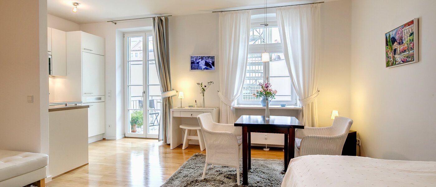 studio München Ludwigsvorstadt 01 living room 8085