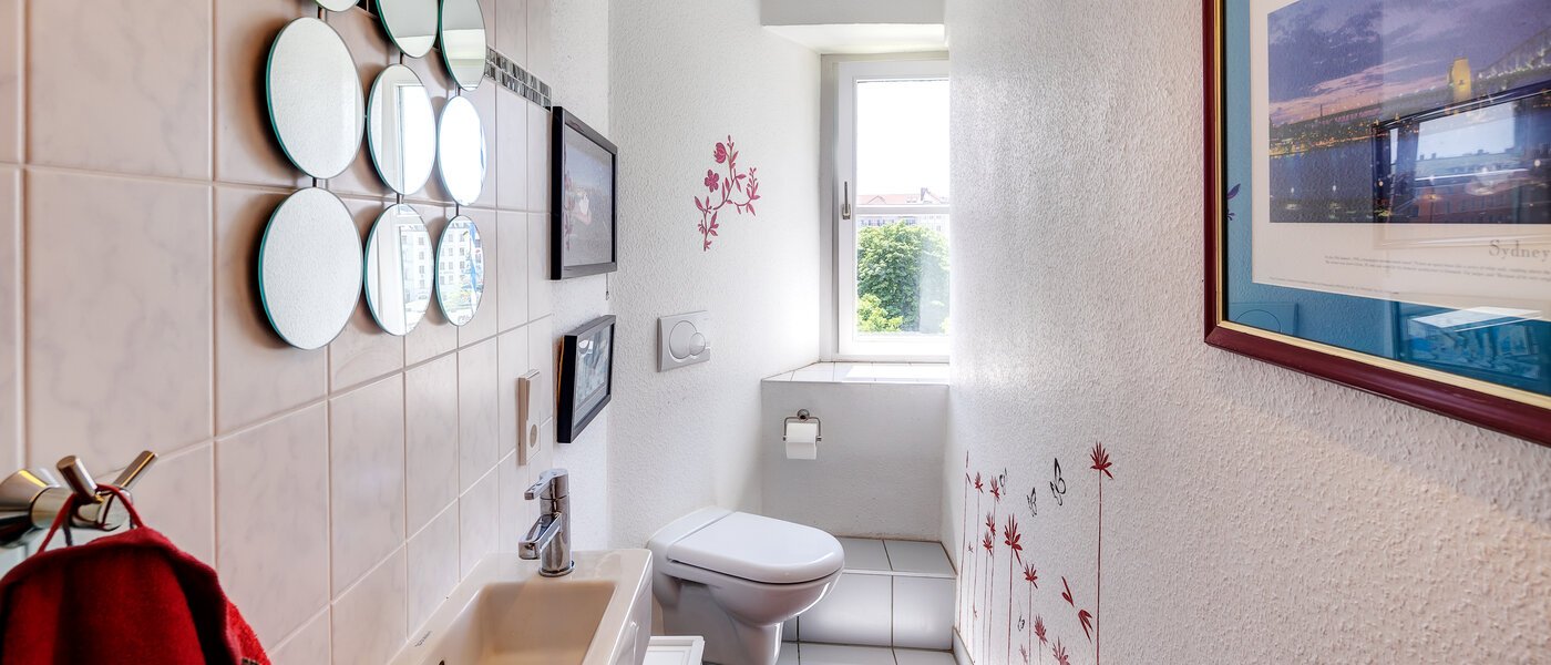 apartment München Altstadt 01 guest toilet 8351