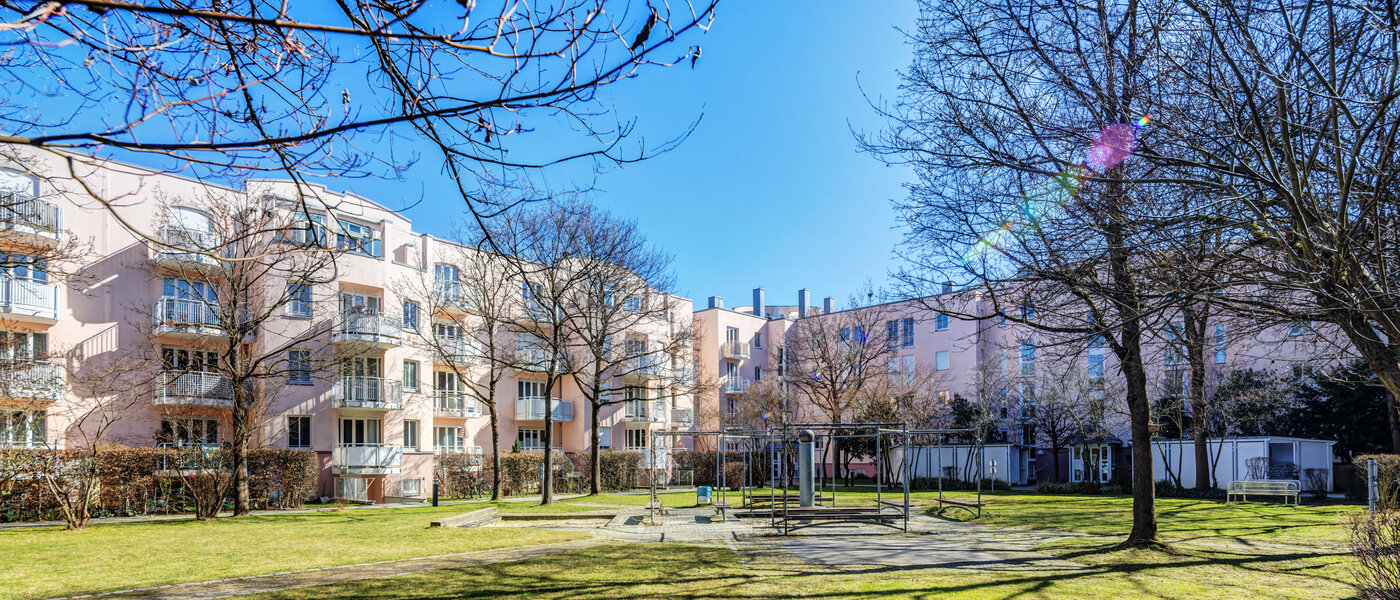 apartment München Neuperlach 01 inner courtyard  8365