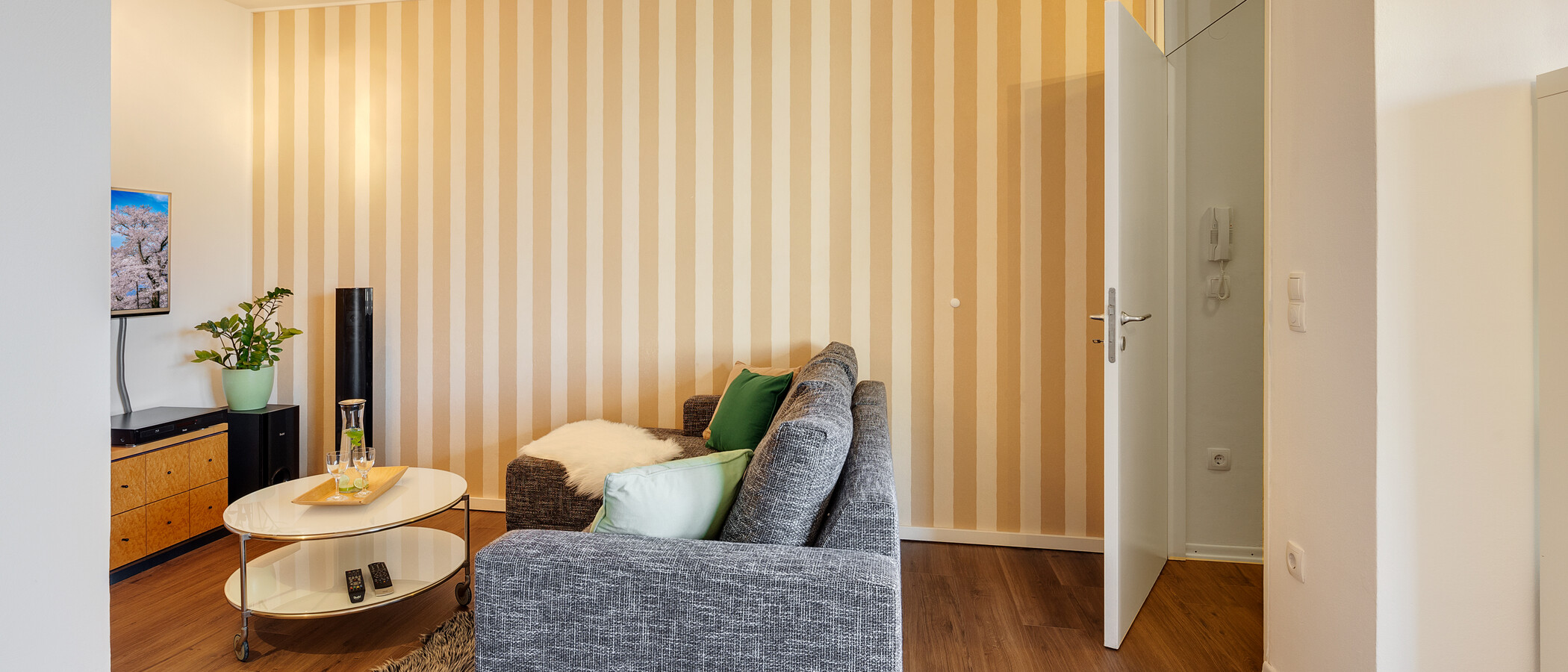 apartment München Schwabing-West (rund um den Bonner Platz) 04 living area 8590