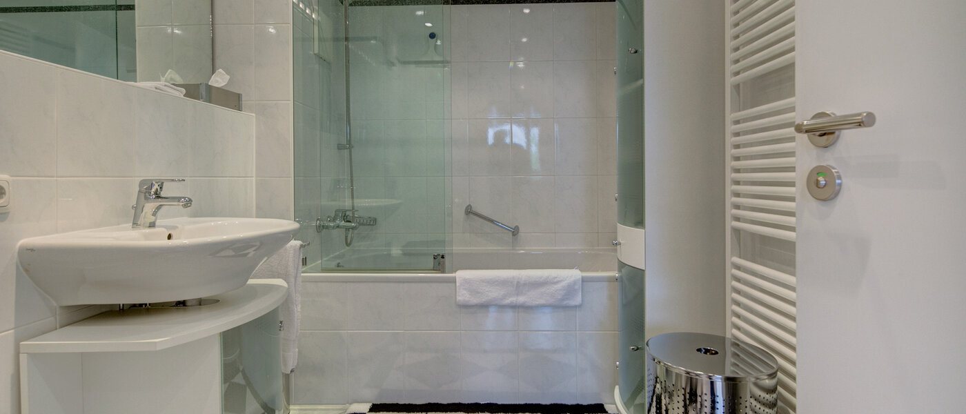gallery apartment  München Moosach 01 bathroom 8607
