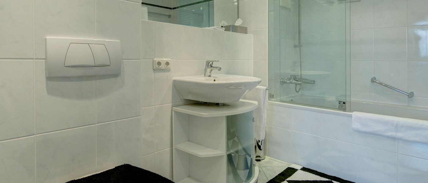 gallery apartment  München Moosach 02 bathroom 8607