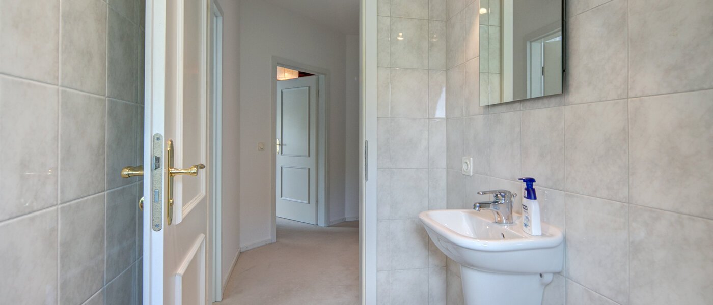 attic apartment München Solln 02 guest toilet 8785