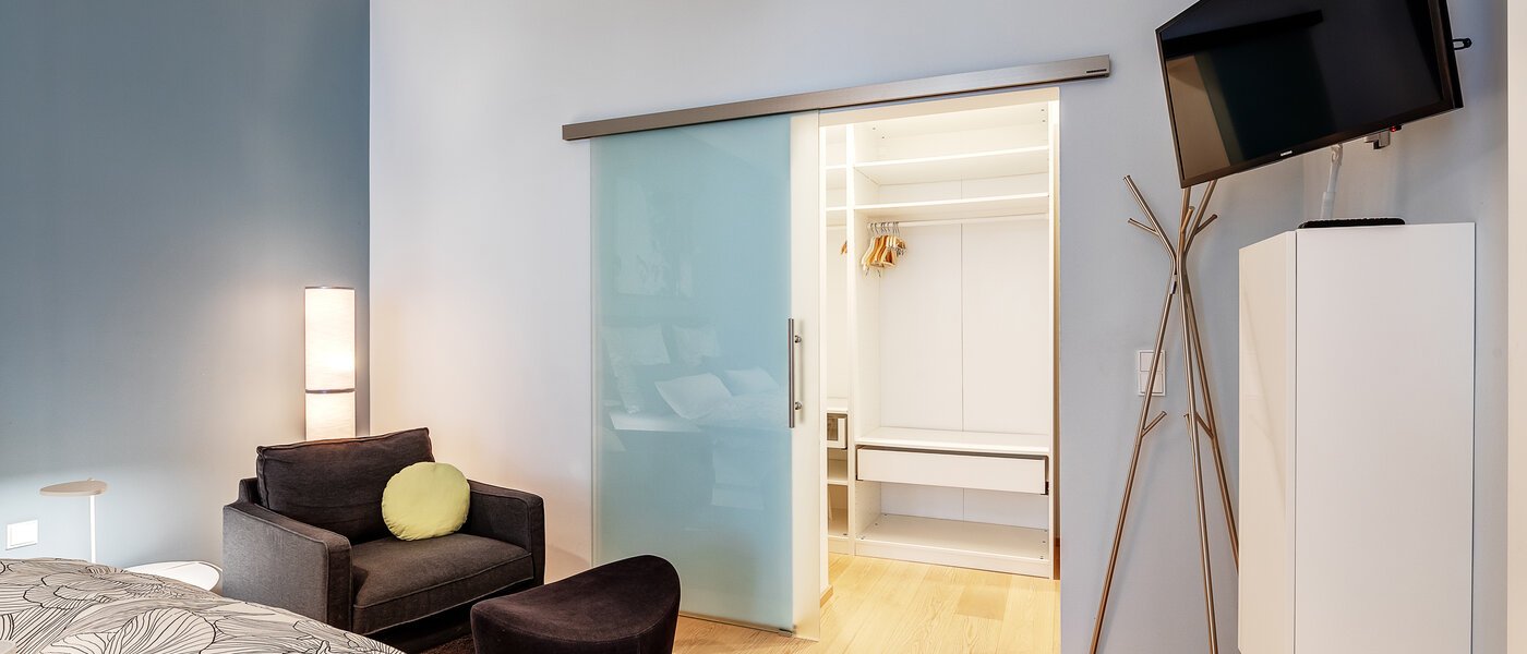 apartment München Schwabing 01 dressing room 8837