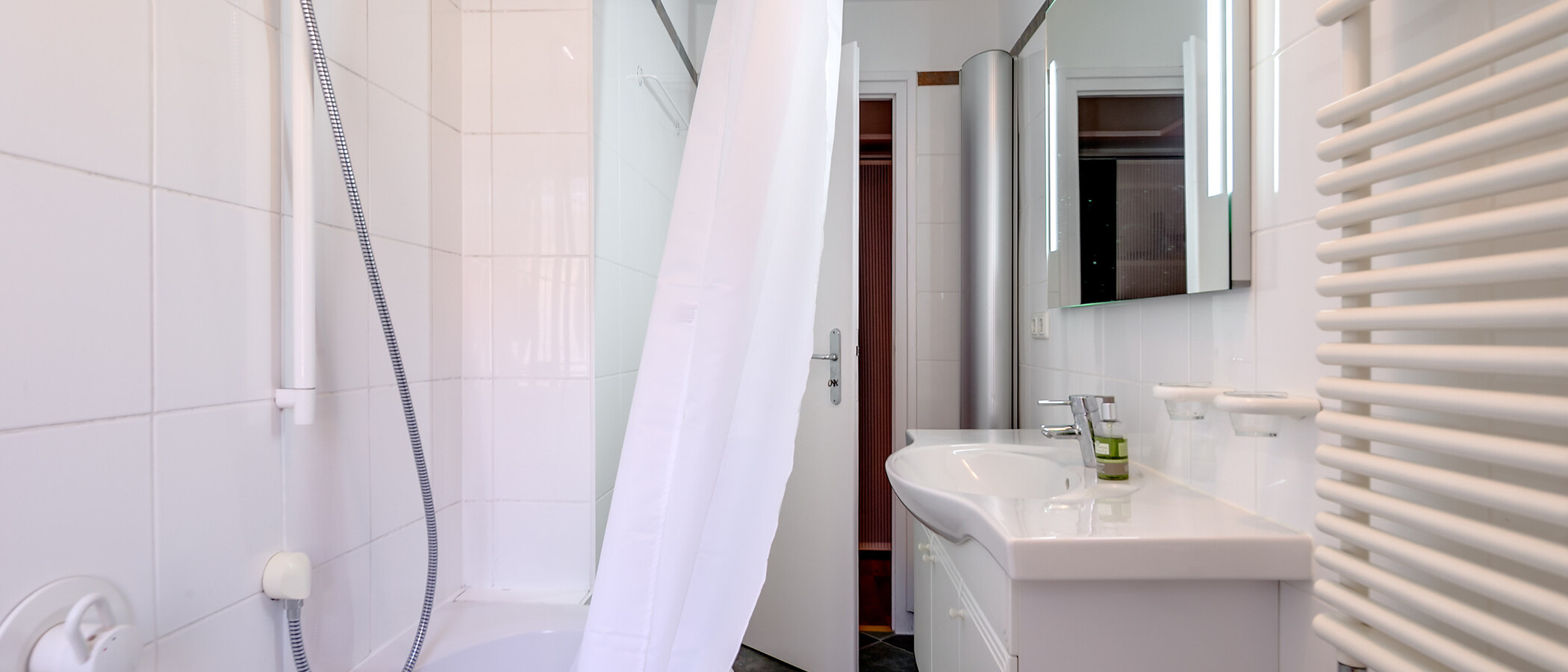 apartment München Schwabing-Nord (zw. Belgrad- & Leopoldstraße) 02 bathroom 8856