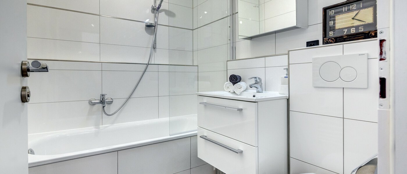 apartment with garden 	 Neufahrn b. Freising 01 bathroom 8976