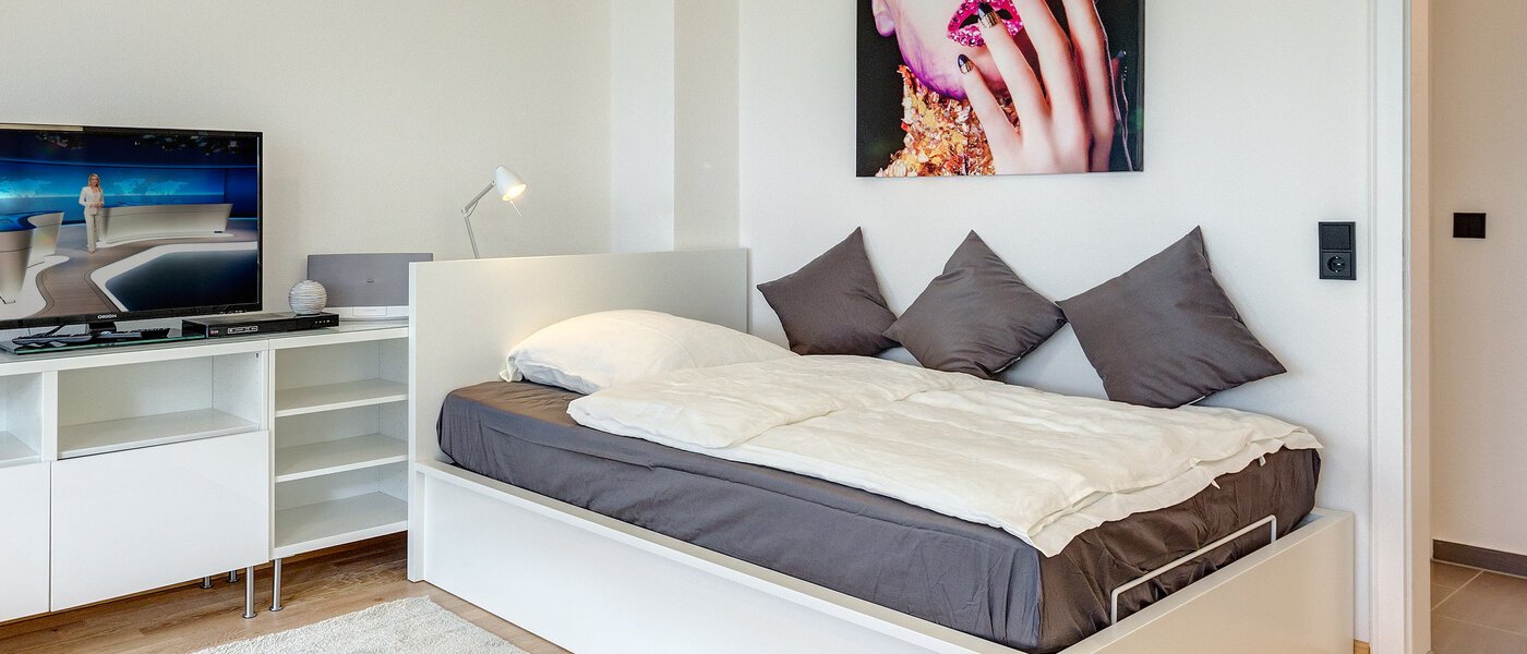 apartment with garden 	 Neufahrn b. Freising 01 sleeping area 8976