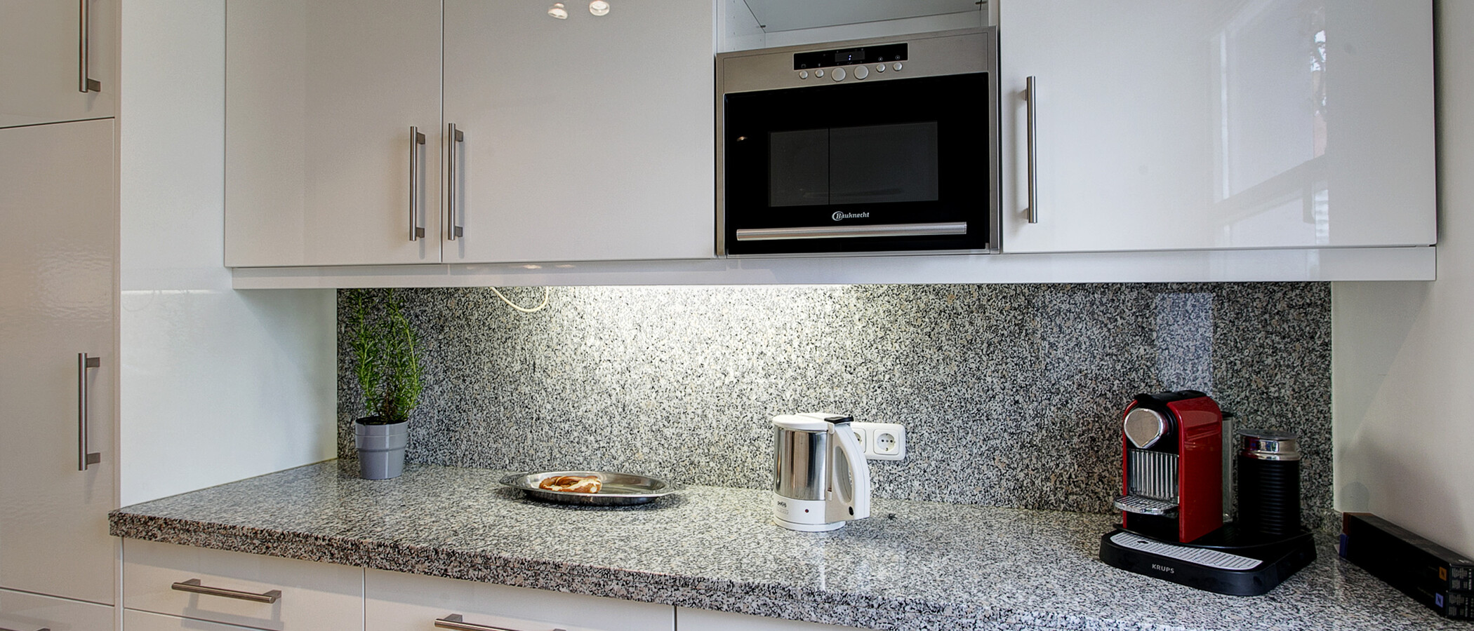 roof terrace apartment München Arabellapark 02 kitchen 9024