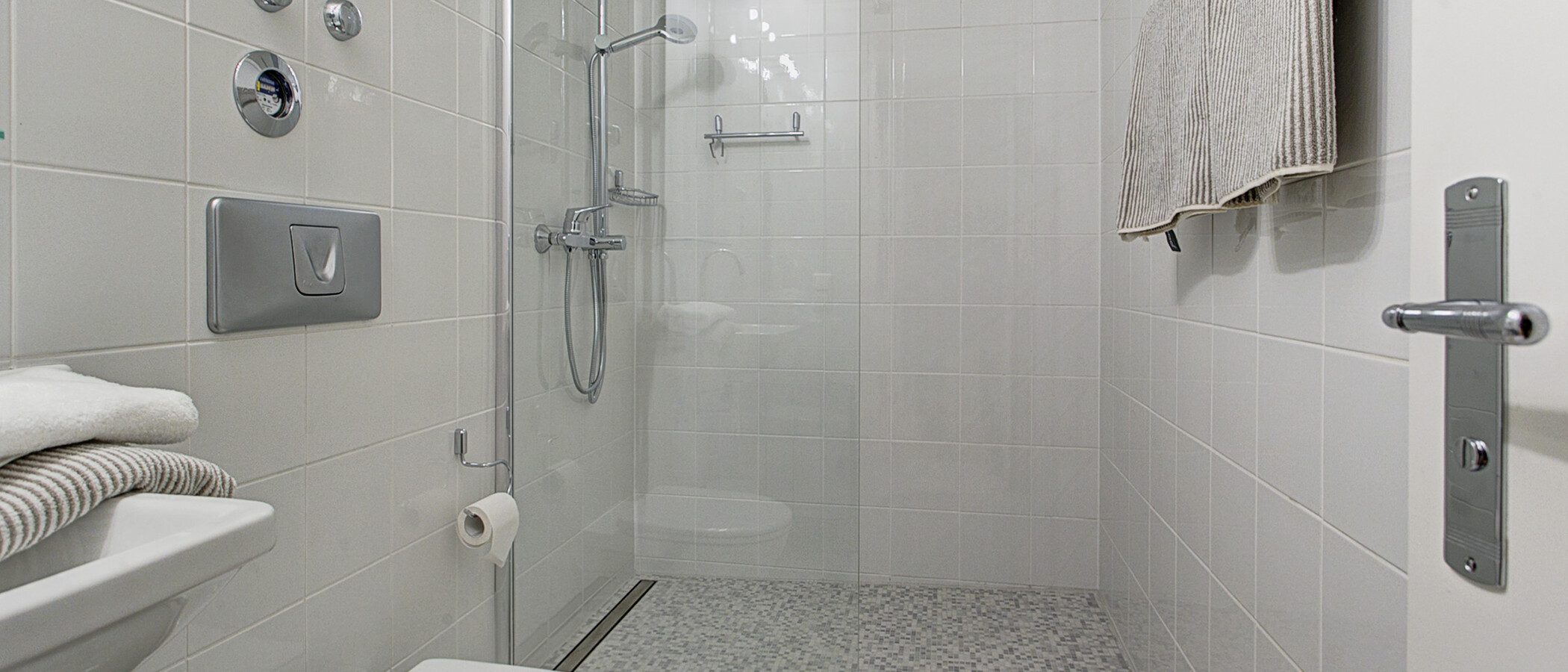 roof terrace apartment München Arabellapark 01 2. bathroom 9024
