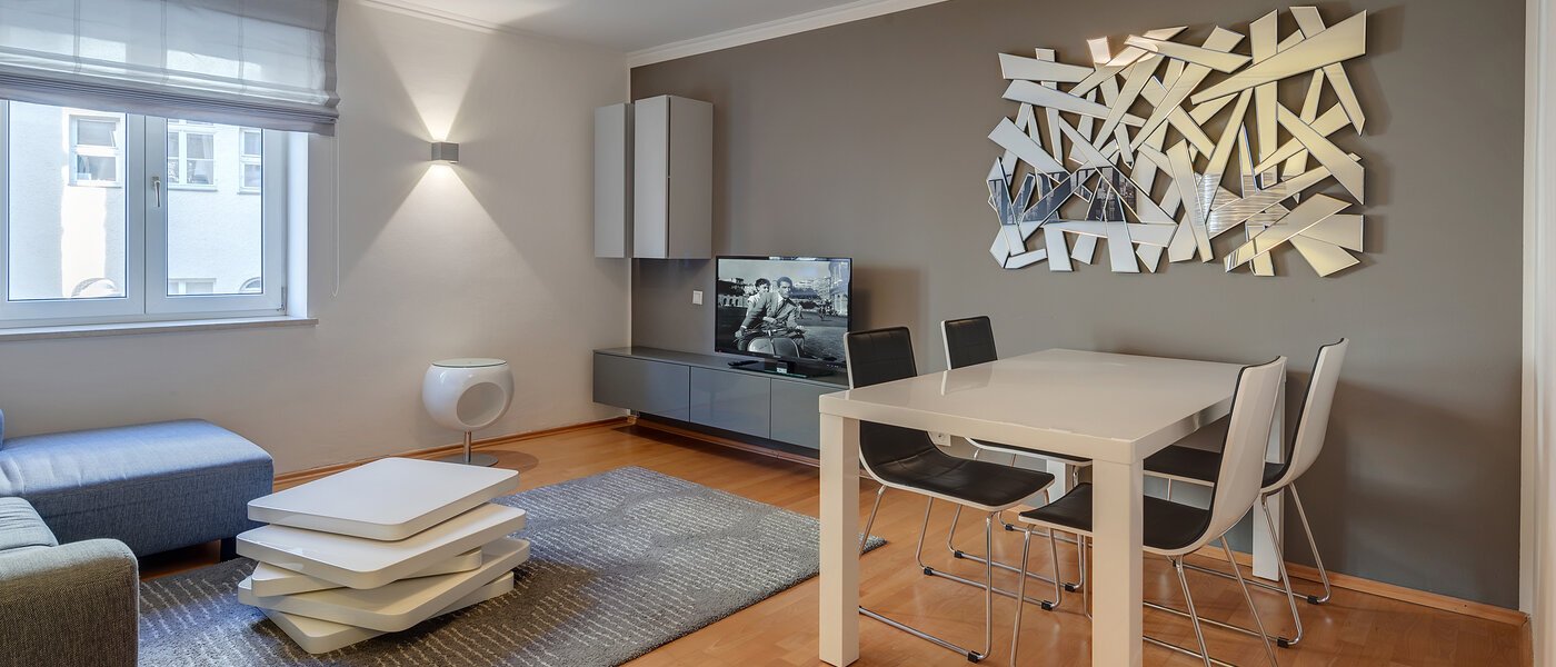 apartment München Schwabing-Nord (zw. Leopoldstraße & Englischen Garten) 01 living room 9063