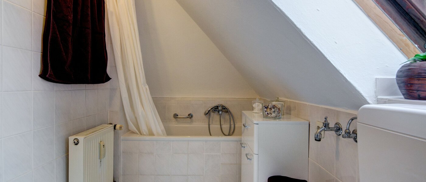 attic apartment Gräfelfing 01 bathroom 9079