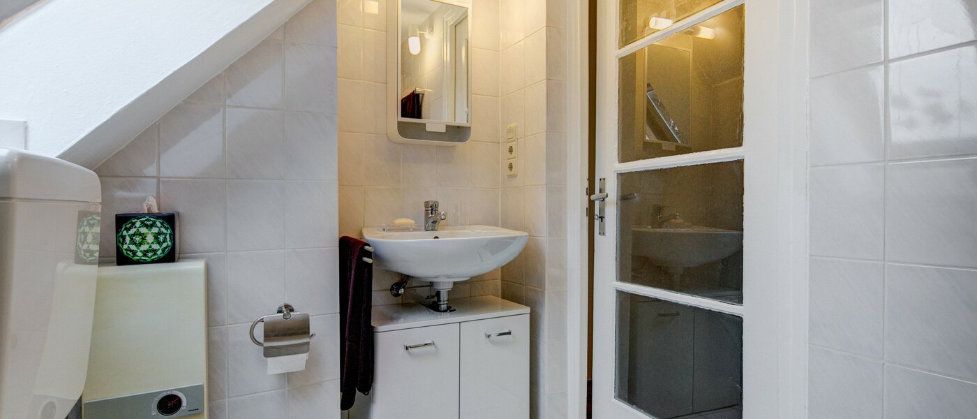 attic apartment Gräfelfing 04 bathroom 9079