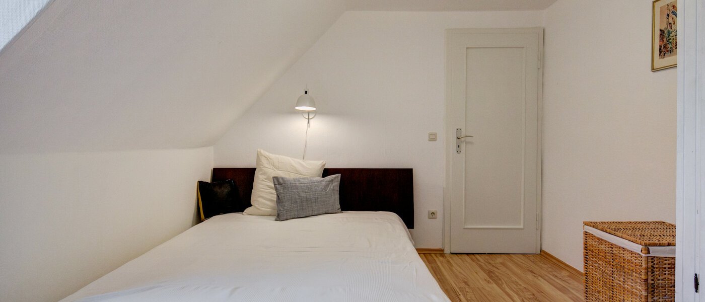 attic apartment Gräfelfing 02 sleeping area 9079