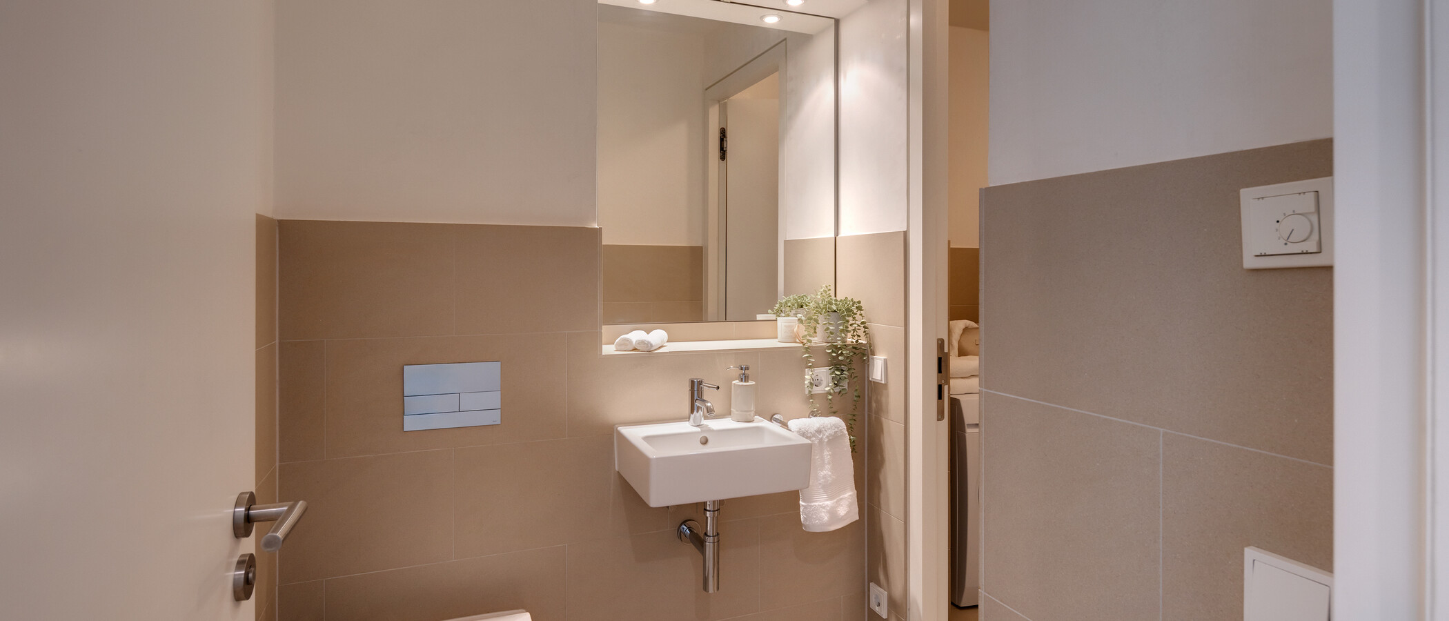 apartment München Maxvorstadt 01 guest toilet 9128