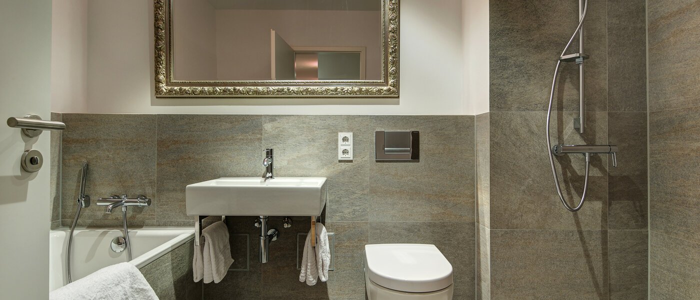 apartment München Neuhausen 02 bathroom 9154