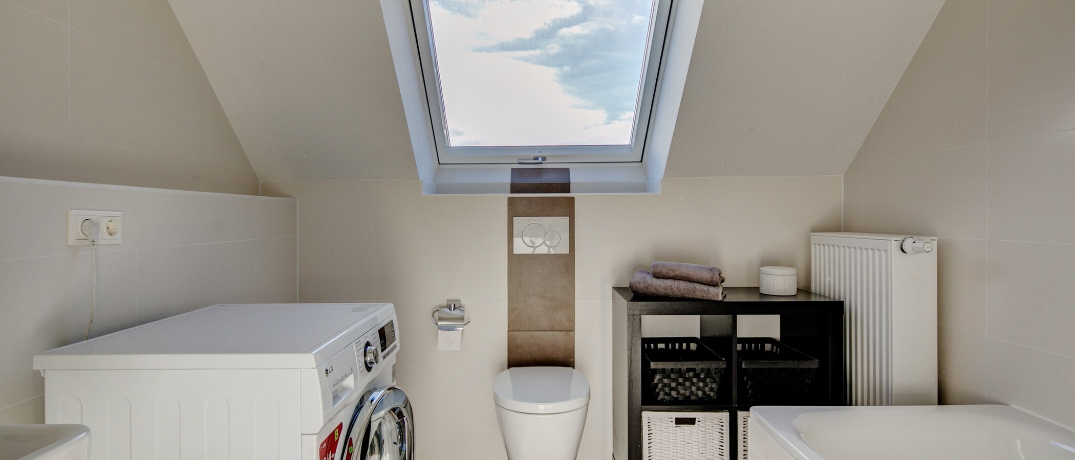 attic apartment München Obermenzing 02 bathroom 9287