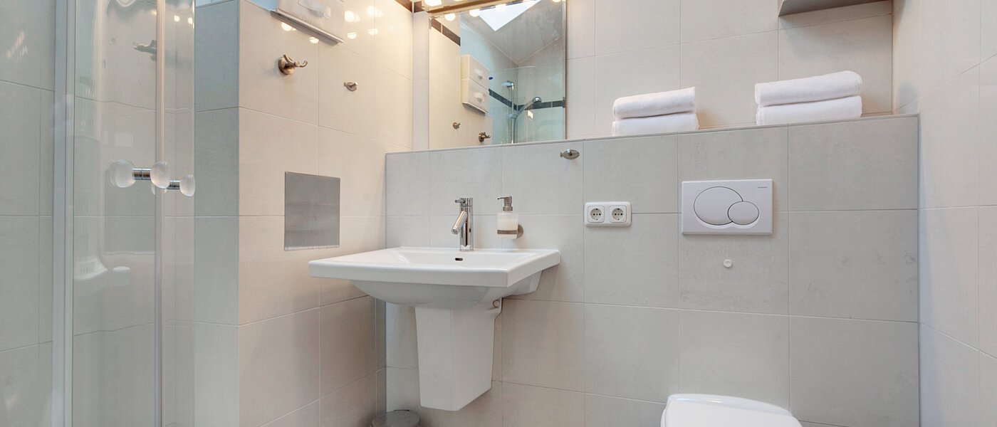 attic apartment München Feldmoching 01 bathroom 9344