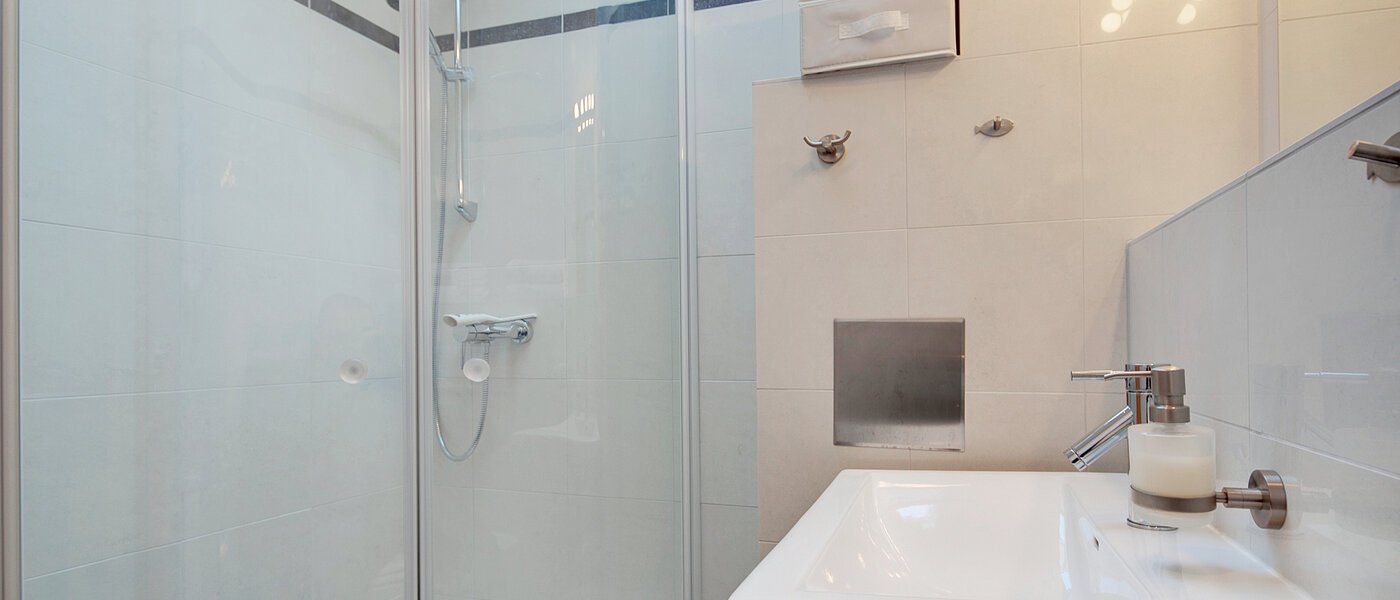 attic apartment München Feldmoching 02 bathroom 9344