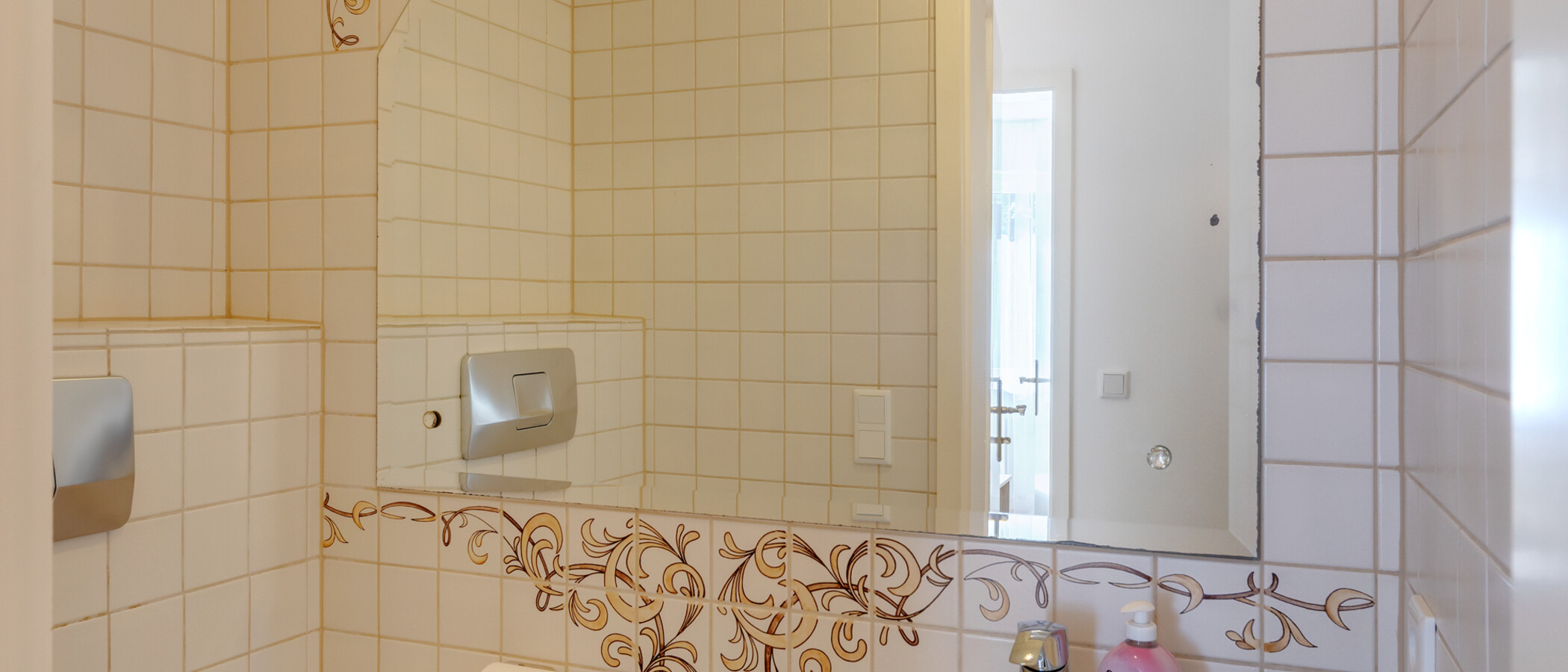 apartment München Sendling-Westpark 01 guest toilet 9552