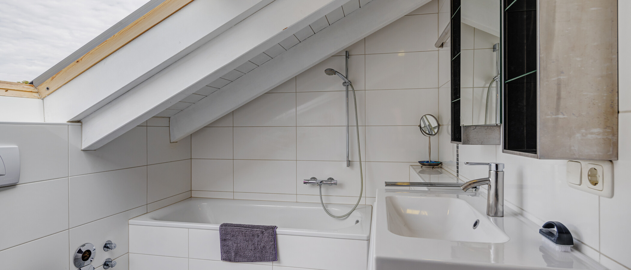 attic apartment Gauting 01 bathroom 9625