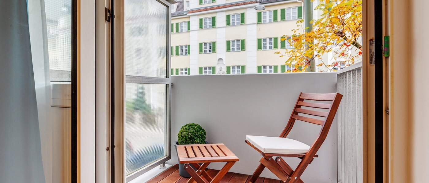 studio München Neuhausen 01 balcony 9737