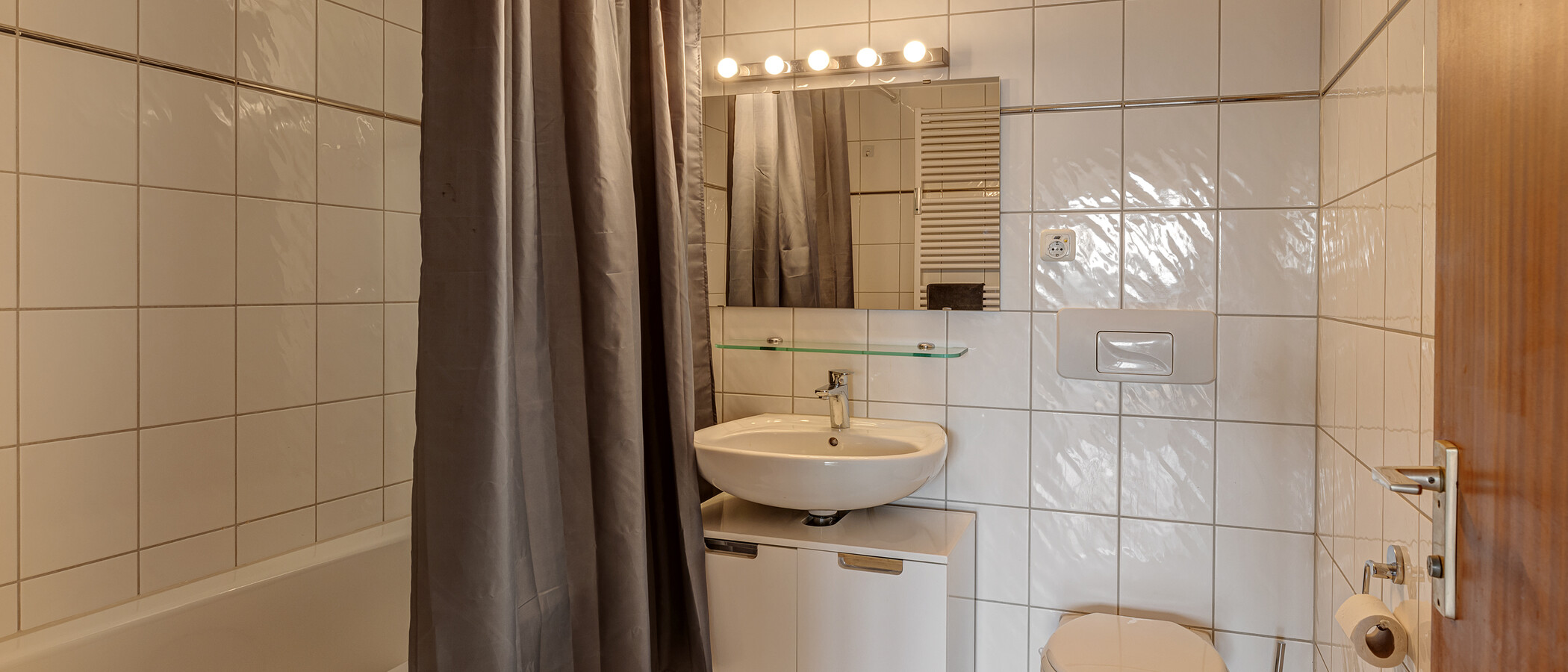 apartment München Olympiadorf 01 bathroom 9781
