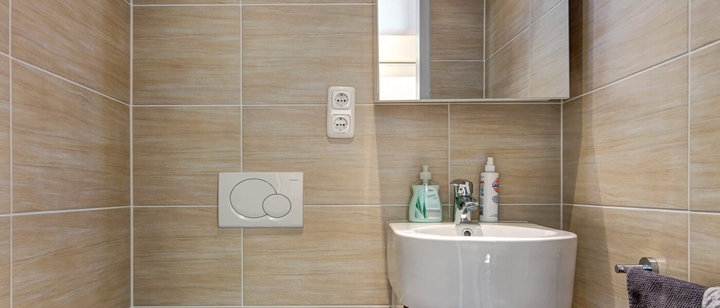 apartment München Berg am Laim 01 guest toilet 9783