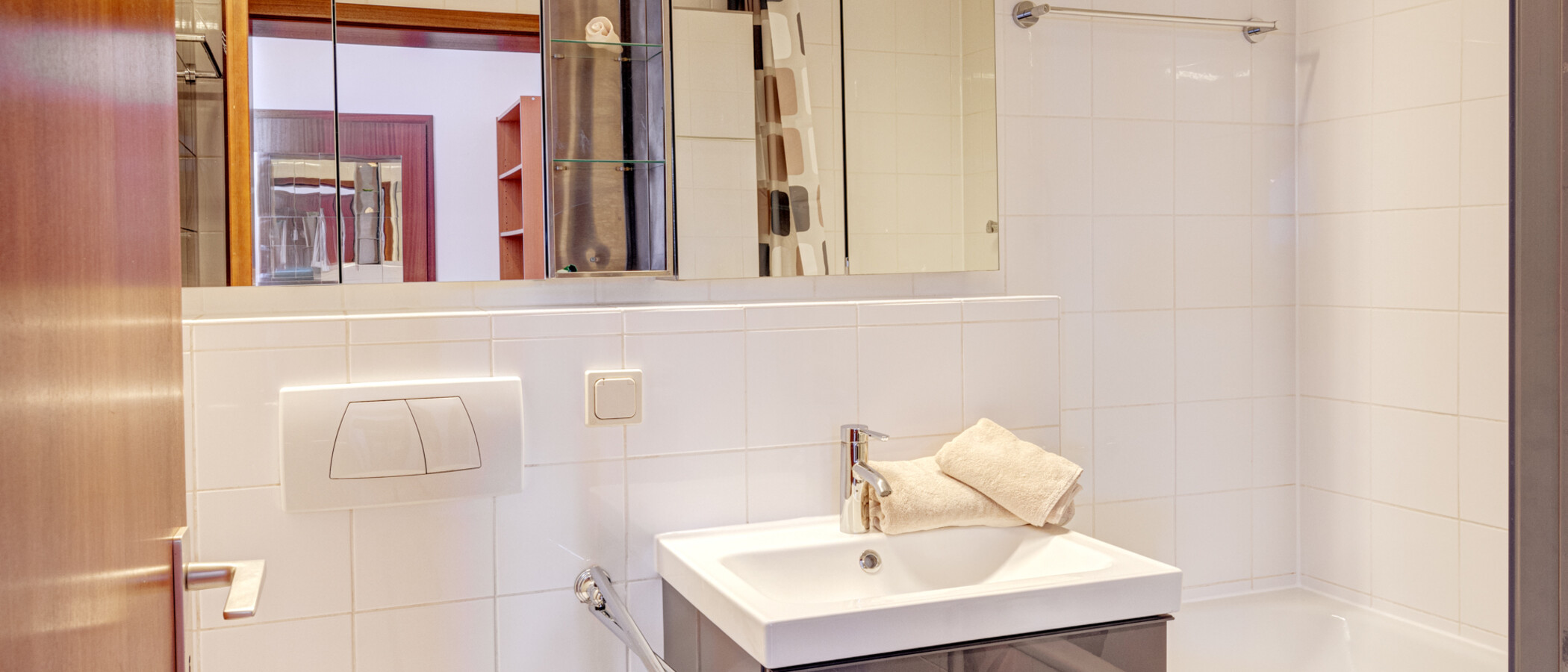 attic apartment Ottobrunn 01 bathroom 9824