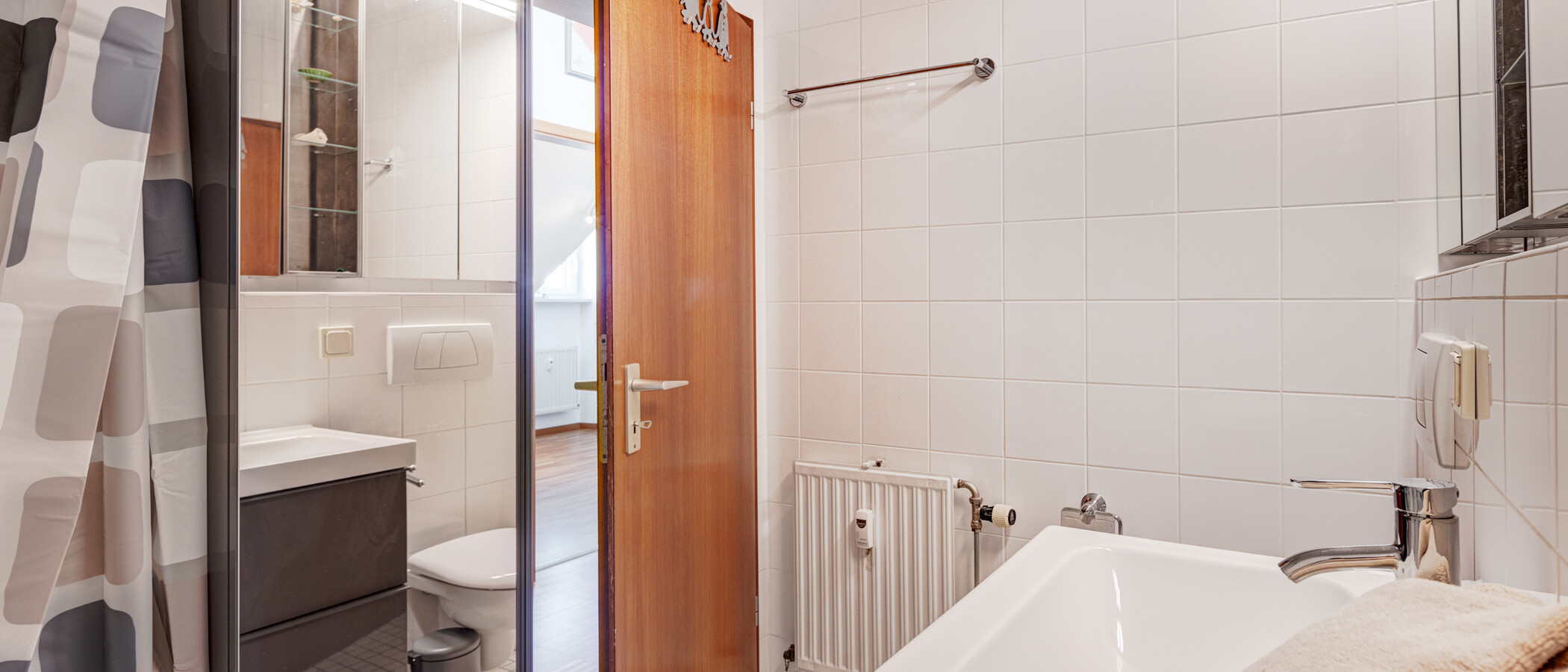 attic apartment Ottobrunn 03 bathroom 9824