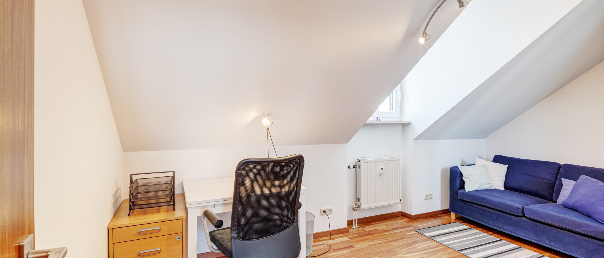 attic apartment Ottobrunn 02 Workspace/Guestroom 9824