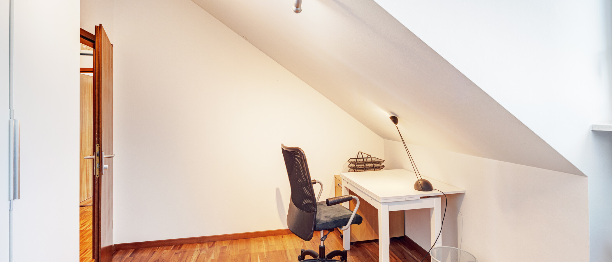 attic apartment Ottobrunn 03 Workspace/Guestroom 9824