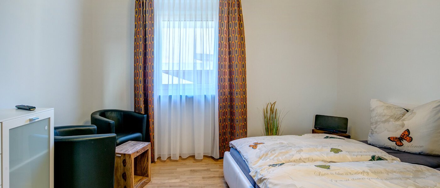 apartment München Hasenbergl 02 living room 9831