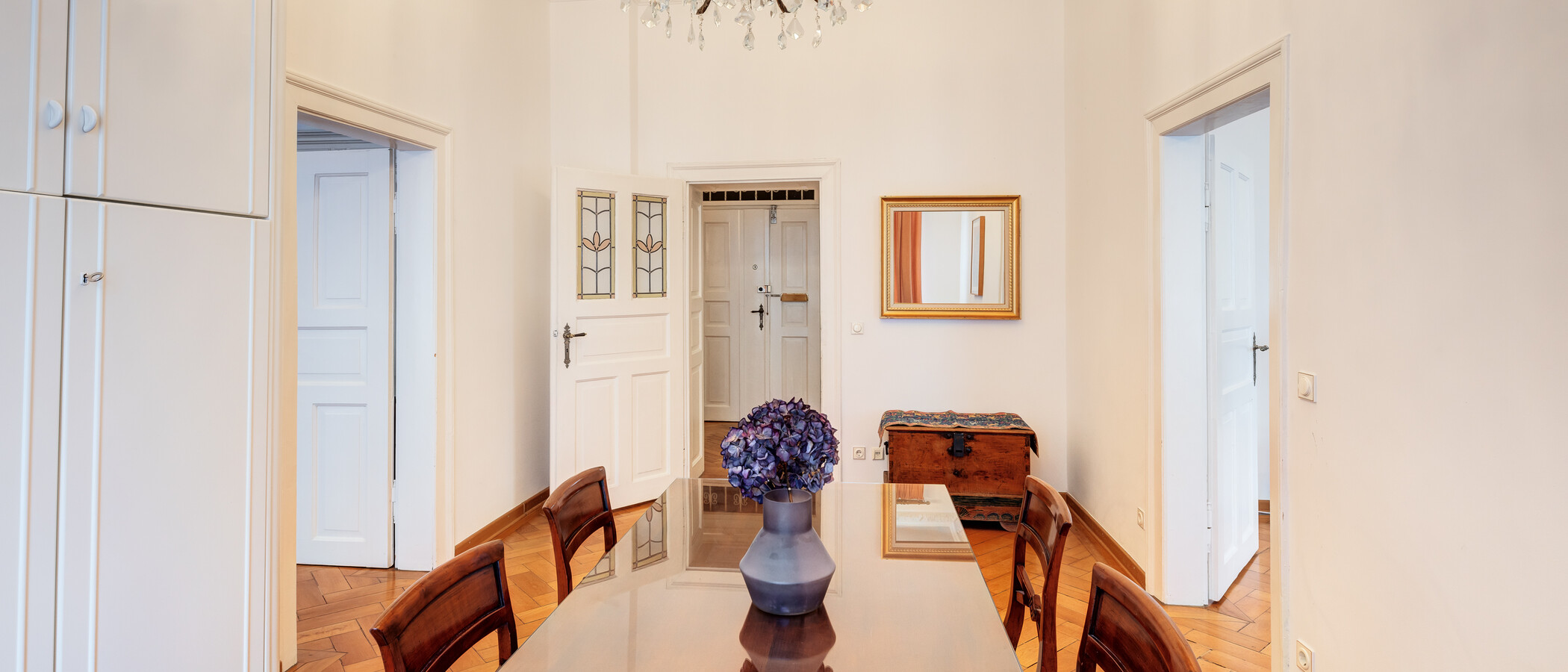 apartment München Schwabing-Nord (zw. Belgrad- & Leopoldstraße) 01 dining room 9895