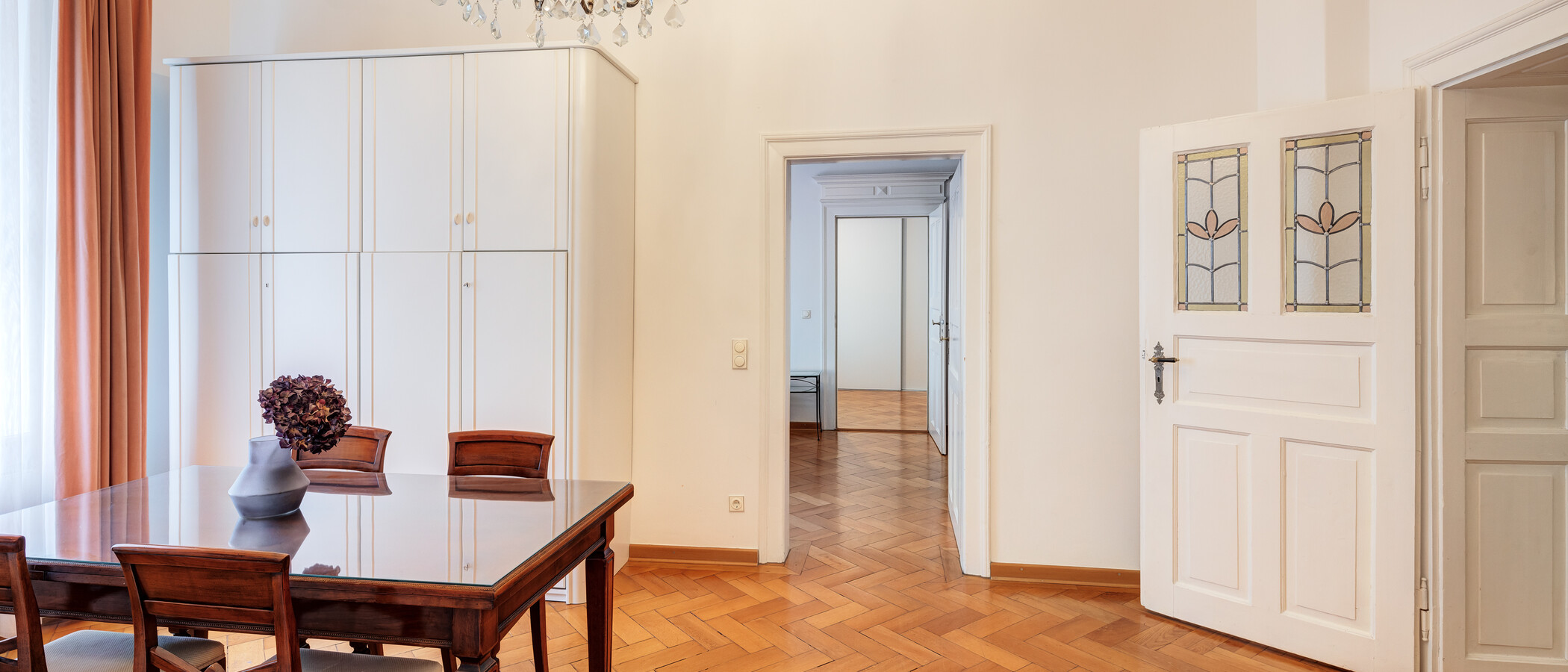 apartment München Schwabing-Nord (zw. Belgrad- & Leopoldstraße) 02 dining room 9895
