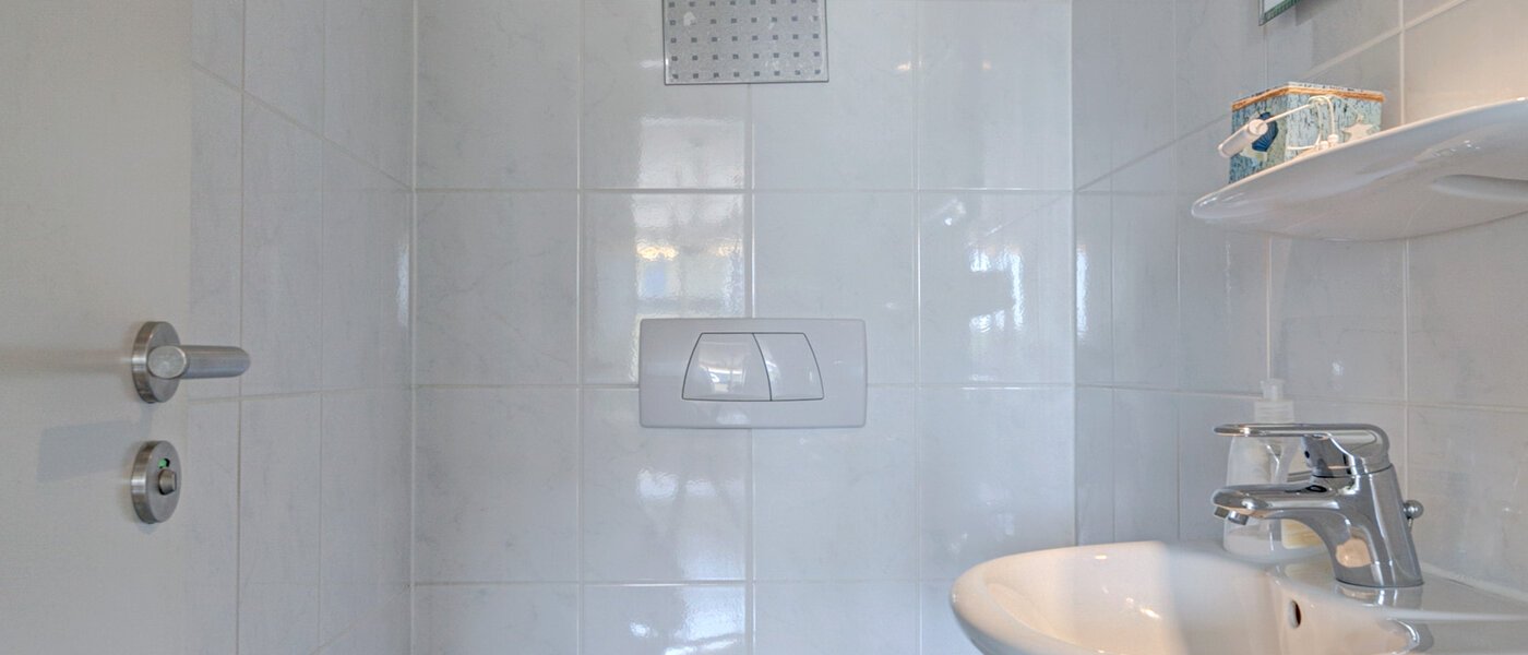 apartment München Moosach 01 guest toilet 9984