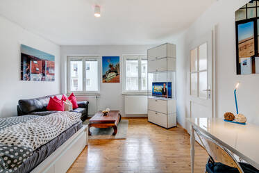 Prime location at Hohenzollernplatz: light 1-room apartment with seperate kitchen