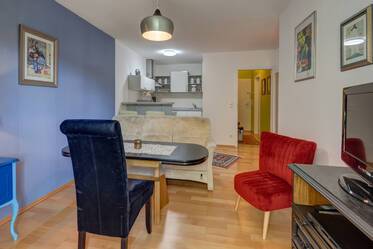 Temporary living in Pasing: 2-room apartment with balcony