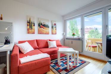 Altschwabing: Nicely furnished 2-room apartment with two balconies
