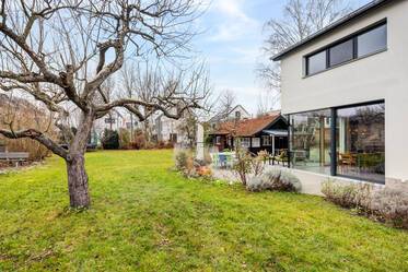 Modern and spacious architect-designed house for rent 