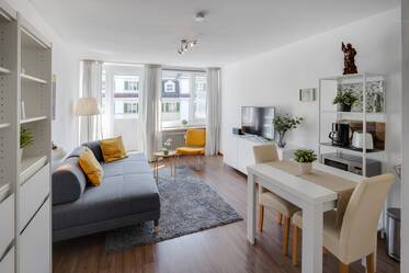 Near Rotkreuzplatz: apartment with balcony