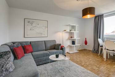 Bogenhausen, near line U4: Pretty, furnished 1.5-room apartment with balcony