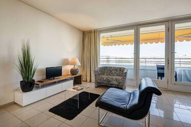 Beautiful apartment with balcony, 5 mins to S-Bahn S8