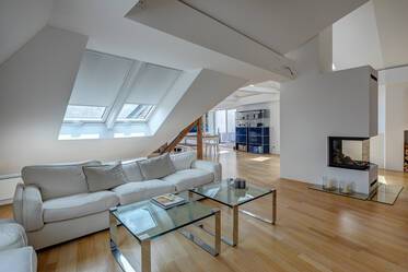 Herzogpark - directly at Kufsteiner Platz: Spacious, furnished 4-room attic apartment