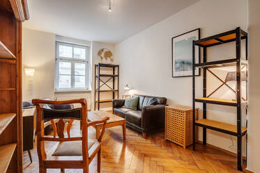 Near Leonrodplatz: Pretty 2-room period apartment 