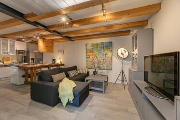 Charming, small townhouse in green backyard