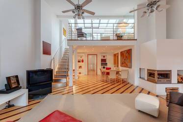 Sunny roof-terrace apartment with gallery in Schwabing